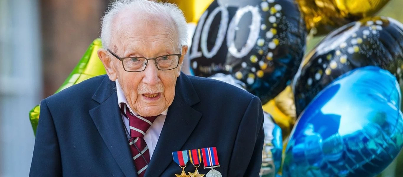 Απεβίωσε ο βετεράνος ήρωας του Β' Παγκοσμίου Πολέμου Τομ Μουρ